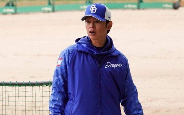 全く老けぬ“奇跡のコーチ”　39歳祝福に照れ笑い…現役左腕はガチ衝撃「32歳？」