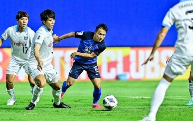 【川崎からパトゥムへ受け継がれた横断幕の舞台裏(2)】試合後の誰もいないピッチに、チャナティップは横断幕を見るために訪れていた--両チームのサポーターが交わした「1つの約束」