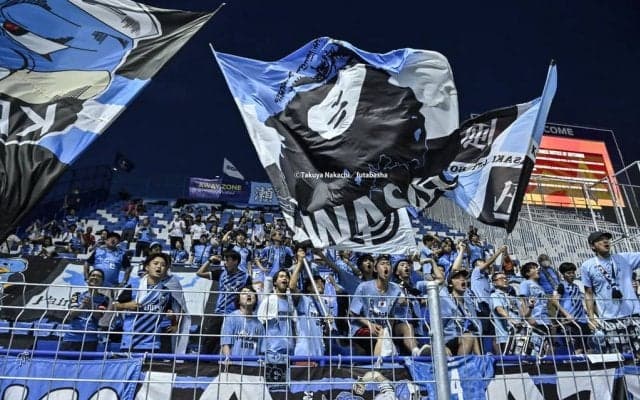 【川崎からパトゥムへ受け継がれた横断幕の舞台裏(1)】サポーターの選手への愛がAFCを巻き込む！真剣勝負の前に、両チームのサポーターがお祭り状態で交流した稀有な理由