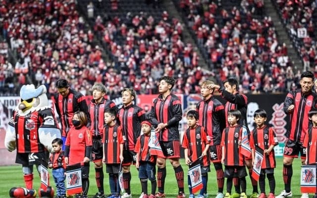 「にしてもカッコいいなこれ」J1札幌の今週末限定コラボユニフォームに賛辞の嵐！「画像の選手達がカッコイイ」「この写真まじでかっこいいなー」などの声が広がる