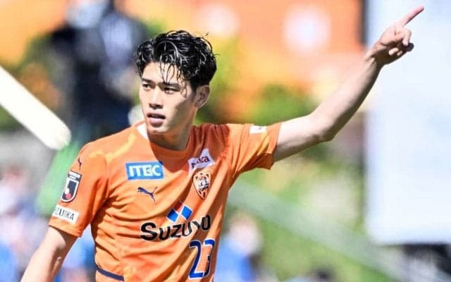 「唯人が英語で頑張ってる！」サッカーU-22日本代表MF鈴木唯人が英語でインタビューに対応！「普通に喋ってる」「最後の笑顔かわいい」などの声が広がる