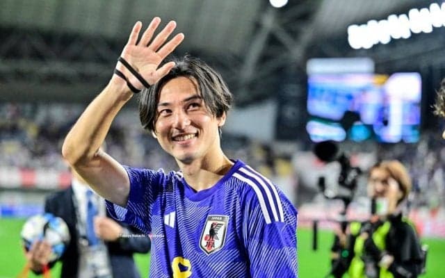 「腱鞘炎になるレベル」モナコ南野拓実“一心不乱”の真剣なユニフォーム直筆サイン入れに感謝!「こんなに真剣に書いてくれるんだもん」「買えば良かった」の声