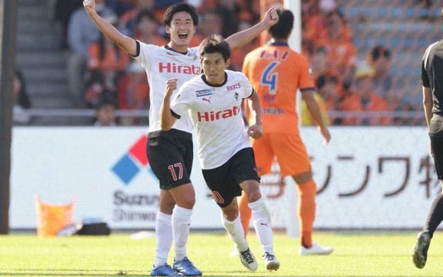 自動昇格圏の清水が今季初の逆転負け…残留争う熊本が見事な勝利！ 磐田vs東京Vの上位対決は痛み分け【明治安田J2第40節】