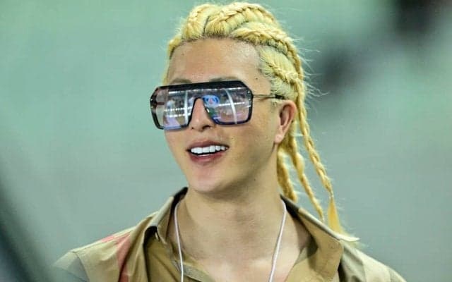 「ローランド様キラッキラしてた」大阪ダービーに“公認セレ男”ローランドがピンクユニ姿で先頭に立って入場！「最後に香川とローランドが握手ってのが良い」との声