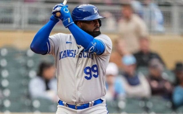 来季は日本の可能性も…メジャー108発の巨漢大砲が“2冠”　助っ人候補が強烈アピール