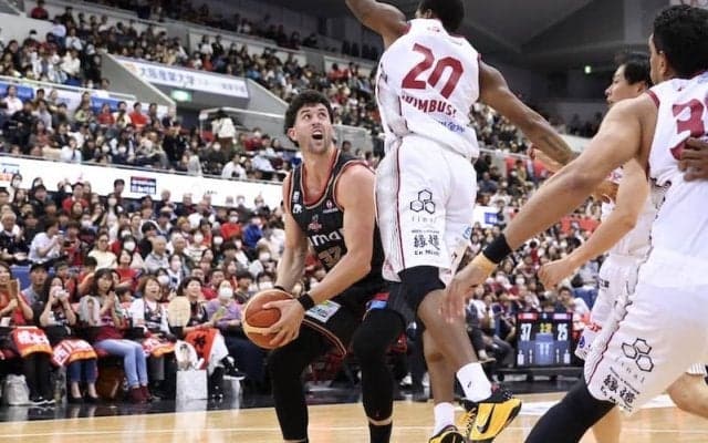 大阪が第1Qから猛攻を仕掛けて川崎にリベンジ…アンジェロ・カロイアロが26得点の活躍