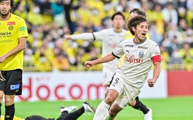 「あまりにも10人体制に順応しすぎている」J1川崎が退場者を出しながらも決めた同点ゴールに驚き広がる！「もはや10人になった時の練習してるんじゃないか」の声