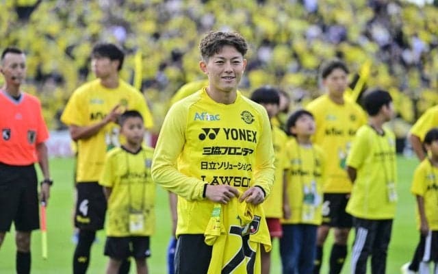 「なんだこの可愛い映像は…!!」J1柏MF戸嶋祥郎の愛息からの“微笑ましい”花束贈呈シーンに癒されるファン続出！「なりきりレイくん、可愛すぎる」「奥様も可愛い」の声