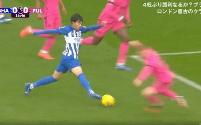 相手3人は手も足も出ず…三笘薫がトライアングルで完璧な崩し！ブライトンのパーフェクト連携にスタジアムが沸いた瞬間