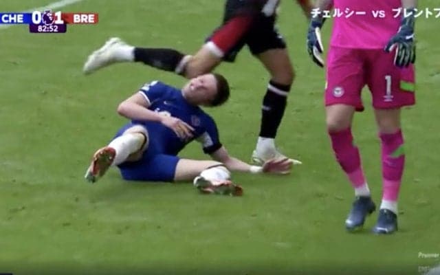 「これは痛い」押されるわ、決定機を逃すわ、頭に膝蹴りを食らうわ…チェルシーMFの散々な結末を捉えた一部始終「思い切り入ってるぞ」