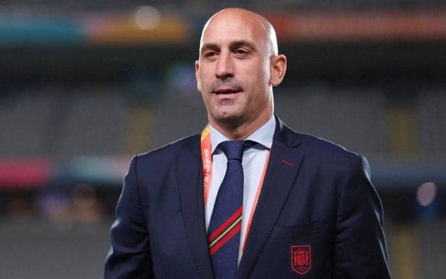 選手の唇に強引にキスしたスペインサッカー連盟のルビアレス元会長に3年間の資格停止処分が決定…FIFAが公式発表