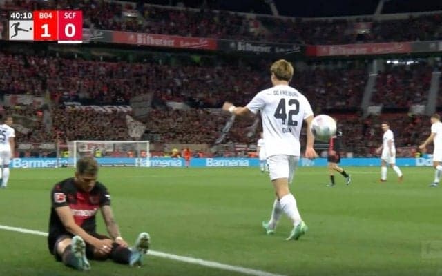 堂安律に敵地サポーターがブチギレ！激しいタックルのファウル判定にイラつく→ボールを投げ捨てる　容赦ない大ブーイングも気にしないメンタル強すぎるプレー