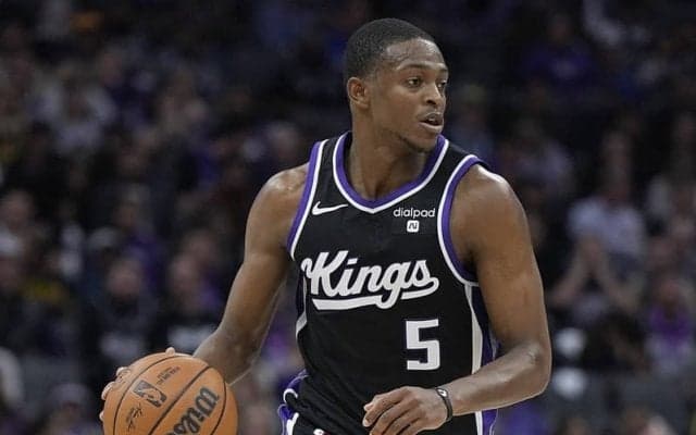 レイカーズ戦で足首を負傷したキングスのディアロン・フォックスが戦線離脱