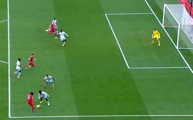 「もはや違法」サラーの“神パス”に観衆が大盛り上がりした瞬間！タイミング、スピード、コースの全てが完璧でまるで曲芸だ