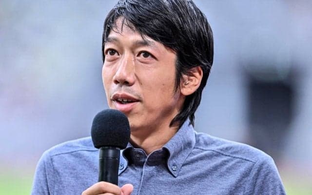 「講習メンバーが豪華」43歳誕生日を迎えた中村憲剛氏のS級ライセンス講習会での“祝福集合写真”に反響!「主役の後ろを陣取るウッチーさすがです」の声