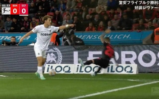 「俺のボールだろ！？」 堂安律、強靭なフィジカルからのタックルで相手選手を吹っ飛ばす！判定に思わず苦笑　爆速スピードで鬼プレスを炸裂した瞬間