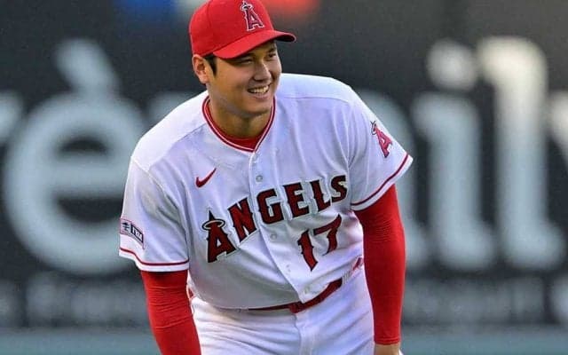 大谷翔平のハロウィン“仮装”が「あざとい」　ド派手な虹色シャツに「朝から爆笑」