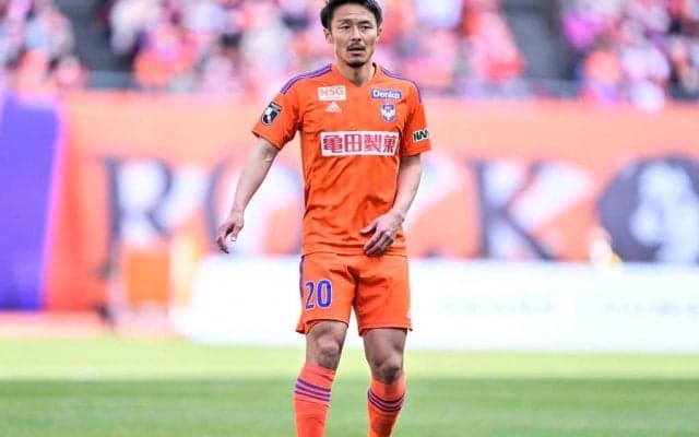 「ニヤニヤしちゃうな」地元ポスターで夫婦役のJ1新潟MFとチアに賛辞が続々！「自然でお似合い」「美男美女カップルに見えますね」などの声が上がる