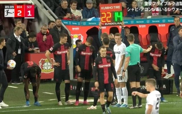 あわや一触即発！仁義なき“場外バトル”勃発　1点差の終盤、ピッチ外で起きた監督同士のアツすぎる戦いにスタジアム騒然「早くリスタートしろ」vs「交代が先だ」