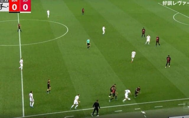 「メッシかよ！」「エグすぎる」堂安律、DF3人に囲まれながらも“超絶ドリブル”で突破　クルッと回転→早すぎて見えない高速ダブルタッチで瞬殺する瞬間