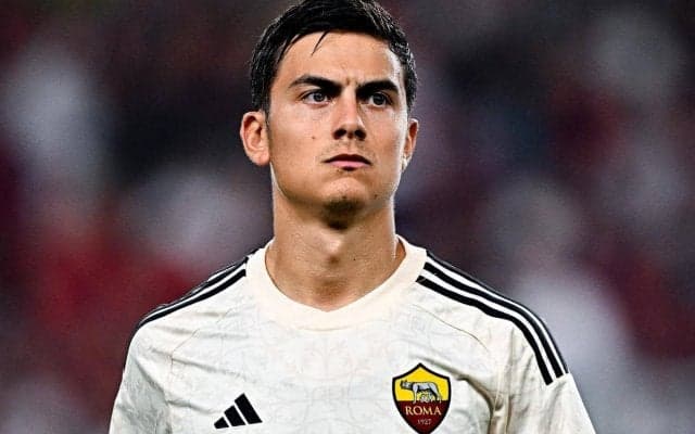 「まるで映画のよう」「素敵」ディバラがトレヴィの泉前で恋人にプロポーズ！賑やかし要員となった元チームメイトも話題に「ほんとに仲良しだな」