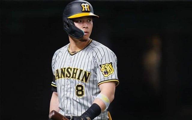 阪神、失策の佐藤輝明をイニング途中で交代　前日から4打席連続三振…岡田監督が決断