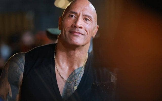 「面白すぎる」ベッカムに仮装したドウェイン・ジョンソン、マッチョすぎるユニフォーム姿がインパクト大！「もっと大きなシャツが必要かも」