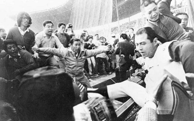 甲子園で怒号…客席から酒瓶「逃げろ」　王貞治が殴られる緊急事態、1000人乱入の大騒動