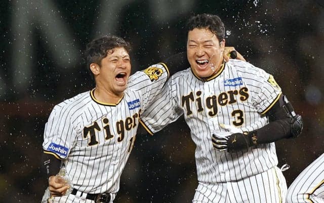 阪神・岡田彰布監督が語った「采配合戦」の怖さ「外れた時の大きさのほうを考えたら...簡単にサインなんて出せない」