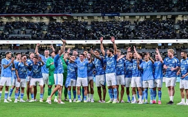 「ソとンを書き分けてる」マンチェスター・Ｃが公開した「東京での選手の書道姿」が話題に！「絵を描くかのように二度書きしまくり」「可愛すぎて語彙力失う」の声