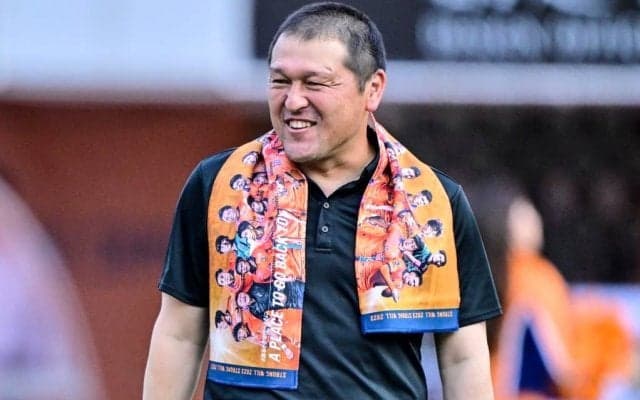 「話が一切入ってこない」J2清水・秋葉監督がインタビューで話し出すと同時に持ち上げる”あるもの“が視線を奪い「ズルいわw」と大反響！ 他サポーターも笑うまさかの映像