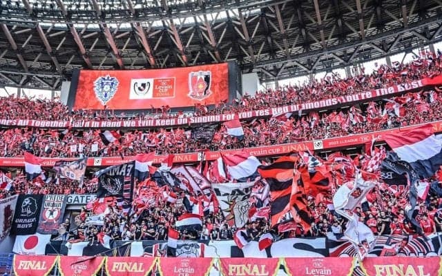 「よく見ると文字まで…」浦和サポーターのビジュアルが「圧巻過ぎた」と大絶賛！途中で変化する“2段構え”に「ビジュアル2パターンあって凄かった」と驚きの声