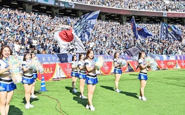 「彼女達も共に戦った！泣けるやん」J1福岡の優勝に立ち会った「チアリーダーの歓喜の姿」が涙を誘う！ 福岡から国立競技場に駆けつけてのうれし涙に、「最高です」の声