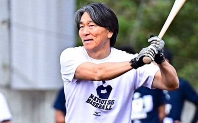 49歳松井秀喜氏、柵越えならずズッコケ「嘘でしょ～」　“神話崩壊”に倒れこみ苦笑い