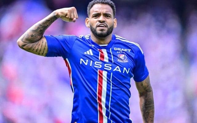 「トトロ見上げてる」J1横浜FMアンデルソン・ロペスのモデルショットが「このポーズ考えた方、天才」と話題に！「恋する乙女」「乙女っぽくてかわいい」の声も