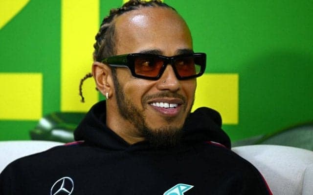 F1ドライバー、ハミルトンがアンブロ製ブラジル代表ウエアで登場！懐かしさや星の数に注目集まる「芸術作品」「いいセンス」