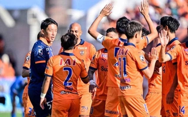 「飛んでる!!!」「躍動感ある」清水サポ“嫁ってぃ”の躍動感タップリの“空中浮遊ショット”が話題！「どうやって撮ったの?!?笑」「サポオブザイヤーじゃねw」の声