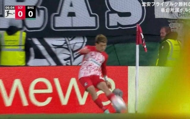 サポーターがブチギレか！？「急にボールが来たので…」 堂安律がコーナーキック→どフリーのFWがまさかのシュートミスを犯す決定的瞬間 