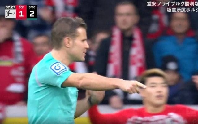 「地獄に落ちた」「もったいない！」堂安律がア然… GKブチギレ！ペットボトルを投げつけた　PKストップ→蹴り直しから失点する痛恨ミスの瞬間