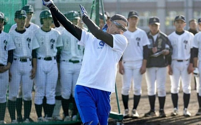イチロー氏が旭川東高を指導　決勝で11回敗れ甲子園未出場「きっかけになれたら」