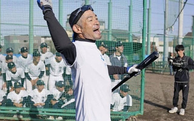50歳イチロー氏、現役知らない球児に苦笑い「俺結構いろんなことできるからね」