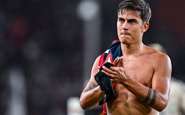 「本当に印象的」“ユニフォームコレクター”ディバラのコレクションが圧巻！「500枚を超えている可能性がある」