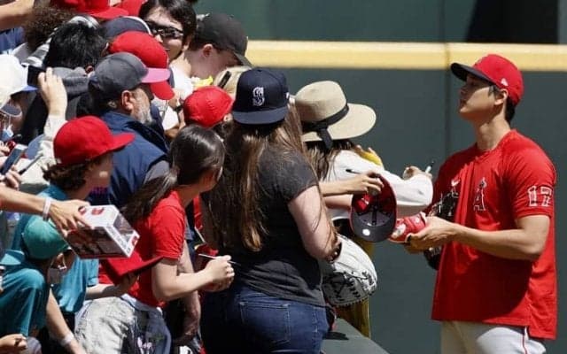 大谷翔平の人気は不変だ 元エ軍同僚右腕が明かした“異常なエピソード”「若い女の子が見えただけで泣き出した」