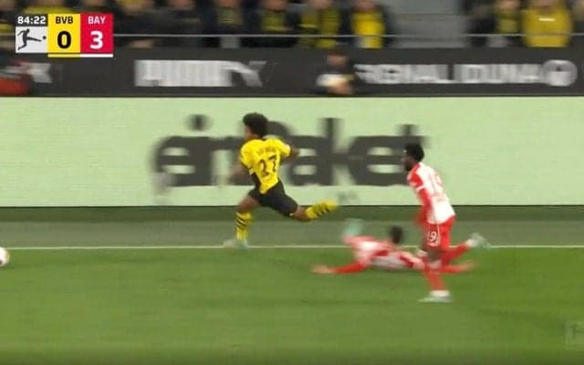 危険タックルで止めるしかない！“世界最速級”の驚速ドリブルで5人ブチ抜いた　最高時速36キロ超の“ブンデス最速王”アディエミが1人でバイエルン守備陣を切り裂いた瞬間