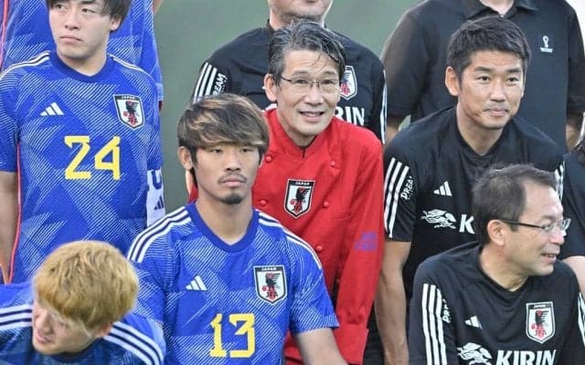 「赤がとてもお似合いです」浦和のACL韓国遠征に西芳照シェフ帯同で歓喜＆レッズ仕様の特製コックコートが話題！「本当に頼もしい」に加えて「着てる服売って欲しい」の声