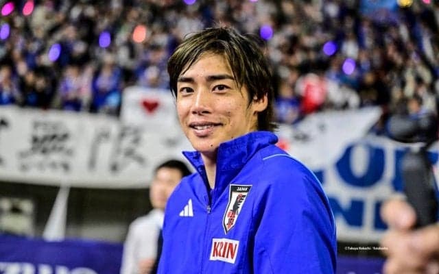 「眼鏡姿も服装も超かっこいいです」伊東純也が新開店スタバで撮影した「態度でかめショット」が大反響！「珍しいメガネ姿」＆「明るくなった髪色」にファンの視線集中