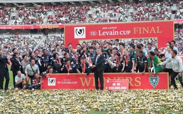 「サッカー界の大谷翔平」「また涙が出て来る」ルヴァンカップで初タイトルの福岡に冨安健洋から祝福の花、ファンは感動「素晴らし過ぎる人間性」