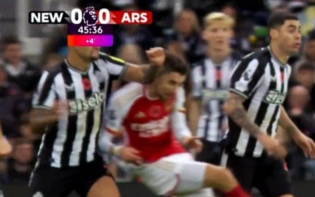 「サッカー選手ではなく凶悪犯だ」顔面パンチを繰り出したニューカッスルMFに批判殺到！「レッドカードだろ」「なぜ暴力が許される？」