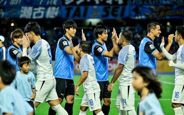 「高校サッカーみたいで良い！」ACLで川崎に敗れたパトゥムの、試合後の「リスペクト行動」が「素敵な光景でした」と心を掴む！「プロではやってるの見たことなかったなぁ…」の声