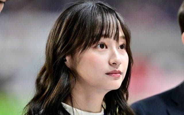 「脳が破壊された」「幼い感じなのに…」元日向坂46・影山優佳、顔より大きい「ビール&フランクフルト」との”3ショット”が話題に！ イングランドで撮った写真にファン反応
